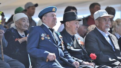 Аким Алматинской области исполнил перед ветеранами "Он не вернулся из боя" 