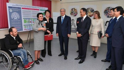 Токаев посетил центр реабилитации для детей с ДЦП в Алматы