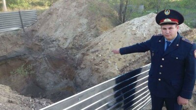В Экибастузе полицейский спас ребёнка, которого засыпало землёй в траншее