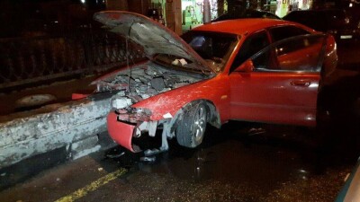 В Алматы машина на скорости врезалась в бетонное ограждение