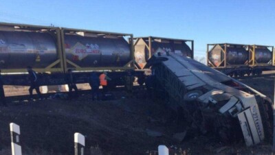 В России осудили казахстанца из-за столкновения автобуса с поездом в Саратовской области