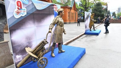 Живые статуи героев Великой Отечественной воссоздали в Алматы