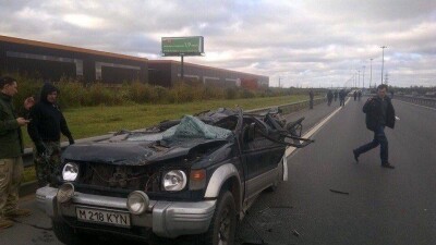 Рекламный щит раздавил автомобиль карагандинца в Санкт-Петербурге