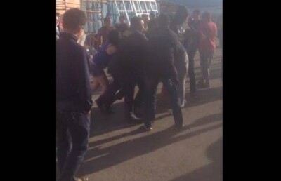 Очевидцы сняли на видео драку женщин с охранниками в Астане