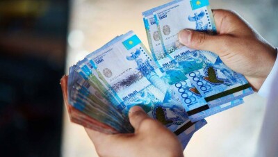 Тенге впервые с начала месяца укрепился к доллару на бирже