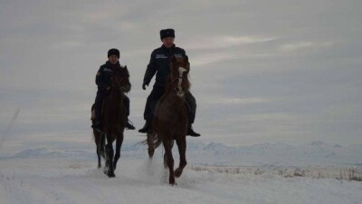 Рейды на лошадях и снегоходах провели сотрудники ДЧС Алматинской области