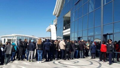 Финальная игра Кубка Петрова вызвала ажиотаж в Караганде. Хоккейные болельщики стоят в очереди за билетами 