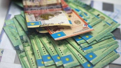 Курс тенге к доллару закрепился на уровне годового минимума