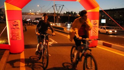 В Алматы состоялся первый в этом году ночной велопробег