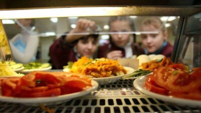 Общественники выступили за возвращение бесплатного школьного питания 