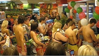 Ради бесплатного товара алматинцы разделись до трусов