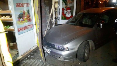 Автомобиль въехал в два магазина в Алматы