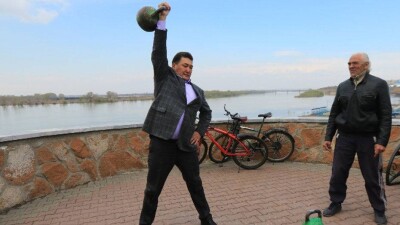 Аким Павлодарской области 25 раз поднял гирю в честь 25-летия Независимости