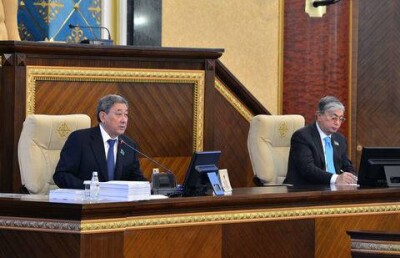 Закрывать внешний долг, а не тратить бюджетные деньги призвали депутаты Правительство