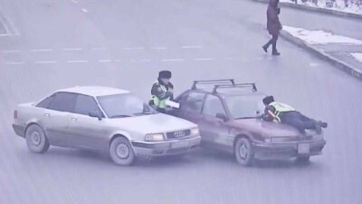 В Шымкенте водитель сбил полицейского и протащил его на капоте