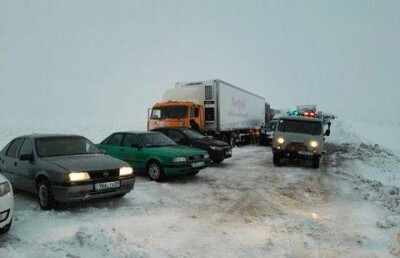 Спасателям удалось доставить застрявшим в снежных заносах дальнобойщикам сухпаёк