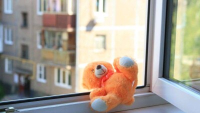 В Астане пожарные сняли ребёнка с окна многоэтажного дома