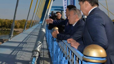 Назарбаев в Павлодаре утвердил название крупнейшего в Центральной Азии моста