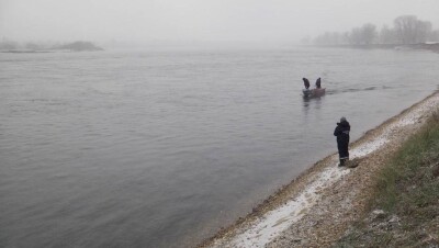 Водолазы продолжают поиски полуторагодовалой девочки в Иртыше