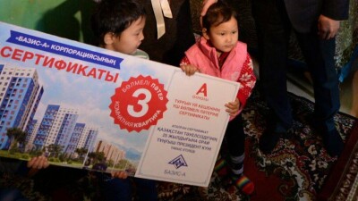 Матери десятерых детей подарили трёхкомнатную квартиру в Алматы