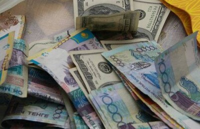 В пределах 329 тенге за доллар установился курс на выходные
