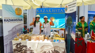 Жена президента Греции оценила казахскую самсу на фестивале еды