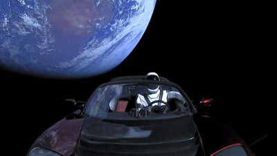 Через год после запуска в космос электромобиль Tesla удалился от Земли на 364 млн км