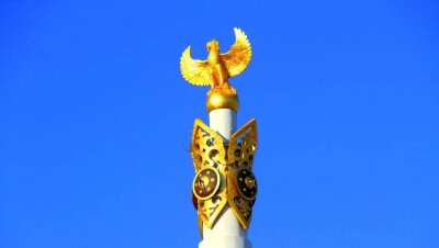 Скандальные надписи стёрли с монумента "Қазақ Елі" 