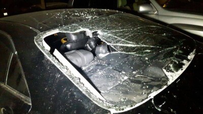 Сорвавшиеся с крыши сосульки разбили два автомобиля в Алматы