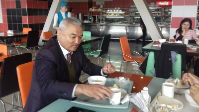 Обедающего в столовой акима Семея раскритиковали за старание понравиться