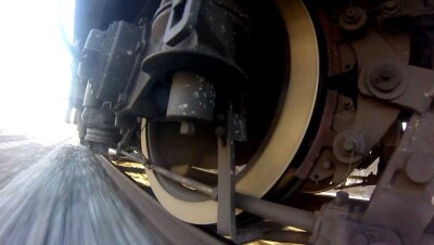 Автомобиль увяз в снегу на путях перед проезжающим поездом