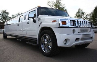 Свадебный лимузин устроил дрифт-шоу в центре Кентау 