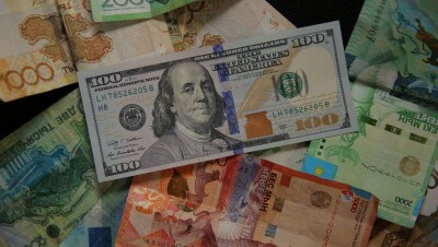 До 334 тенге опустился биржевой курс доллара