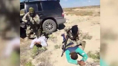 Полицейские на вертолёте задержали наркодельцов в степи. Одного подозреваемого ранили