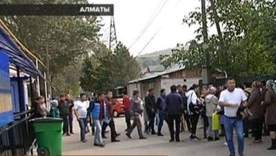 Казахстанцы снова жалуются на огромные очереди у китайского консульства в Алматы