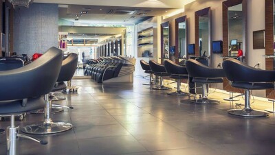 В выходные дни разрешили работать салонам красоты, фитнес-центрам и религиозным объектам