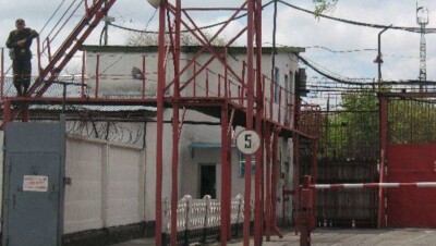 Сотрудника колонии осудили за избиение экс-главы МВД в Карагандинской области