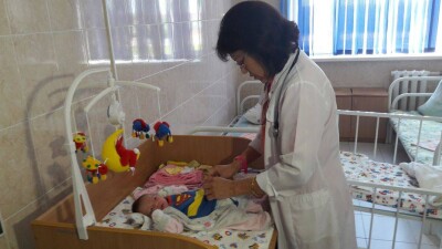 Найденного на стройке в Уральске ребёнка могут отдать отцу