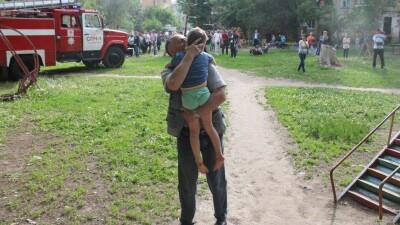 Пожарные ВКО эвакуировали по автолестнице бабушку с ребёнком