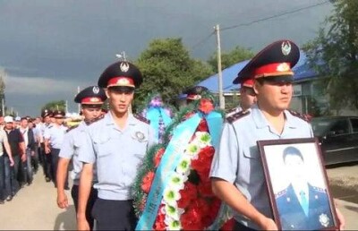 В Жамбылской области похоронили погибшего при теракте в Алматы полицейского 