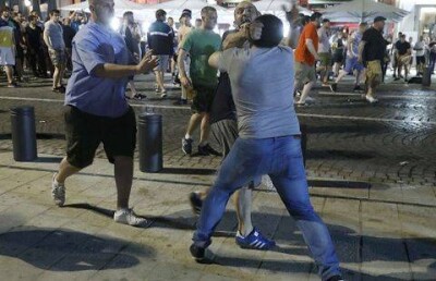 Российские и английские фанаты устроили побоище в Марселе накануне матча Евро-2016