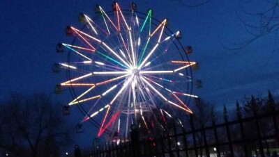 В Рудном на колесе обозрения за 330 млн тенге переворачиваются кабинки. Аттракцион остановили