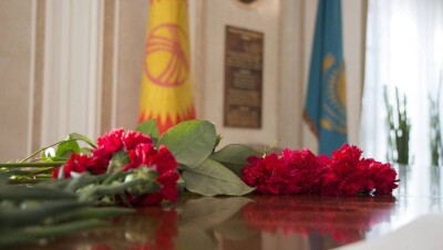 Казахстанцы несут цветы в посольство Кыргызстана в Астане