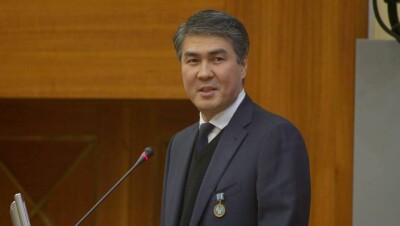 Асет Исекешев пообещал бороться с поборами в столичных школах