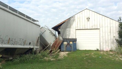 В США сошедший с рельсов поезд врезался в бар "Сошедший с рельсов" 