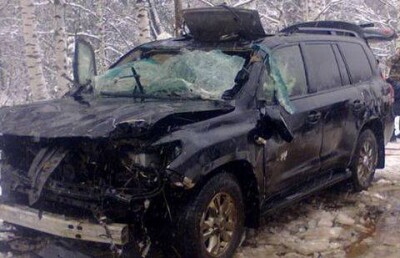 Автовоз с джипами перевернулся на скользкой трассе