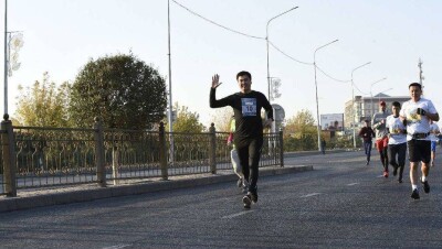 Акимы Шымкента и ЮКО пробежали марафон в 21 км