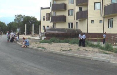 В Алматы мужчина после ссоры с женой выпрыгнул с балкона четвёртого этажа