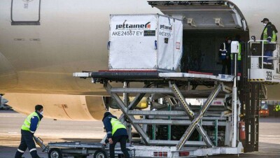 В Нур-Султан прибыла гуманитарная помощь из ОАЭ с 13 тоннами медицинских средств защиты