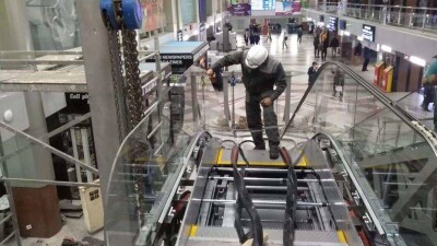 На железнодорожном вокзале Астана-1 устанавливают новые эскалаторы